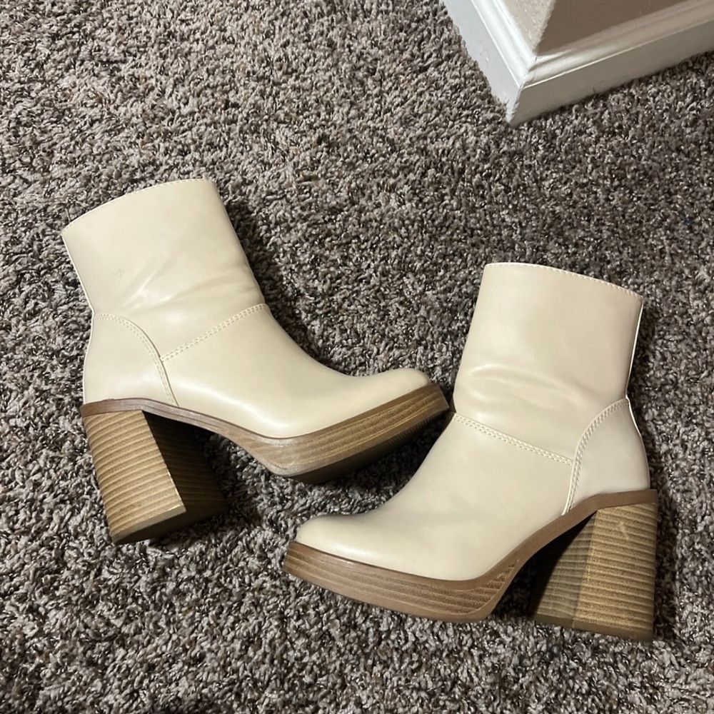 Universal Thread Cream Heeled Boots